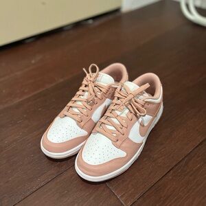 Nike Dunk Low Rose Whisper
Sz(9Women/7.5Men)